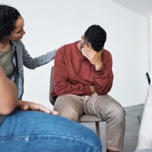 Man having a breakdown during group therapy sessio TS8MEJM.jpg